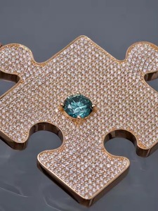 Pendentif de luxe en or 18 carats rempli de moissanite, micro-pavé, taille brillant ronde, motif géométrique, pour usage quotidien - Product Image 4