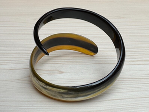 Brazalete de cuerno de búfalo, pulsera única en espiral con diseño de serpiente de Perfect Enterprises - Product Image 3
