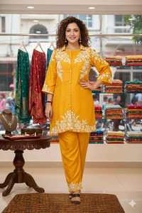 Vente en gros : Kurti traditionnel pour femme en rayonne lourde avec broderie Chicken Kari, disponible à prix compétitif - Product Image 5