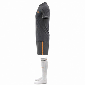 Fabricante Profesional de Uniformes de Fútbol OEM: Uniformes de Fútbol para Hombre con Sublimación Completa y Cuello en V – Jersey y Pantalones Cortos Deportivos Personalizados para Verano - Product Image 4