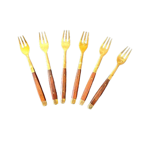 Fourchette en métal plaqué or avec manche en bois, en acier inoxydable, pour hôtels et restaurants, de la marque Indian Supplies - Product Image 1