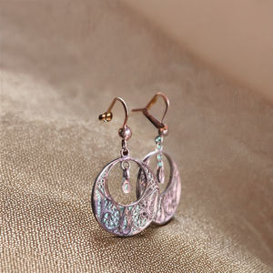 ต่างหูเงินลายฉลุแบบชานด์บาลี งานฝีมือคุณภาพสูงจากอินเดีย สำหรับผู้หญิง แฟชั่นทันสมัย ประดับด้วยกลิตเตอร์วิบวับ - Product Image 2