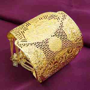 Wholesale Women's 14K 18K 24K Dye Gold Plated Flower Pattern Wide Cuff Kada <b>Bracelet</b> Traditional Design Brass Bangle <b>Fashion</b> - Product Image 1