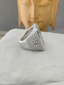 Bague de fiançailles en forme de T, style hip-hop, avec pierres latérales et diamants de qualité supérieure en or blanc, design élégant et abordable pour des moments spéciaux - Product Image 2