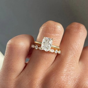 Bague solitaire de luxe en or jaune massif 14K avec diamant de laboratoire taille coussin de 2,6 carats, monture cathédrale à 4 griffes de 1,8 mm, clarté VVS+ - Product Image 1