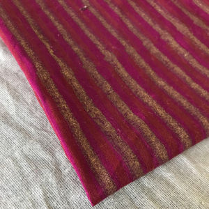 ผ้าฝ้ายพิมพ์ลายด้วยมือพร้อมลายเส้นแนวตั้งสีเมทัลลิก |   ขายส่งสิ่งทอแบบอินเดียสำหรับเทศกาล - Product Image 3