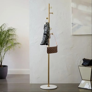 Porte-manteau en métal doré au design luxueux avec base en marbre blanc, options personnalisées pour entrée de luxe - Product Image 2