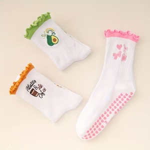 Chaussettes blanches personnalisées avec logo, broderie de fruits, antidérapantes, en coton, pour yoga, pour femmes adultes, printemps - Product Image 2