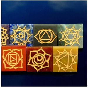 Cube Gravé de Luxe Haute Qualité 7 Chakras pour Guérison Reiki, Collection de Mascottes en Pierres Précieuses Polies, Vibration d'Amour, Feng Shui Maison - Product Image 4