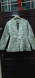 Chaqueta Varsity Acolchada Kantha para Mujer, Diseño de Patchwork Suave y Cómodo con Capucha y Cuello Abierto, Regalo para Ella - Product Image 3