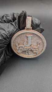 Colgante de medallón redondo 3D con incrustaciones de moissanita micro pavé, de plata 925, con nombre personalizado, estilo hip hop para raperos - Product Image 4