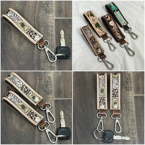 Nouveau porte-clés artisanal en cuir de vache véritable, gravé motif floral tournesol, avec fermoir mousqueton durable, idéal comme cadeau - Product Image 3