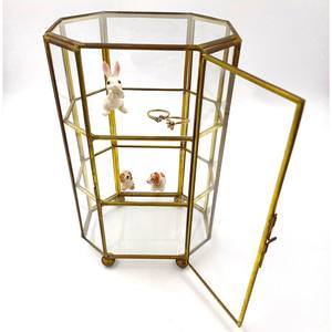 Caja de vidrio transparente de diseño moderno que te ayuda a coordinar conjuntos rápidamente al mantener todas las piezas visibles - Product Image 6