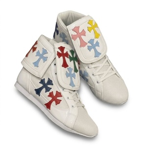 Zapatillas de Boxeo Negras de Marca Personalizada de Pakistán con Parches Cruzados Coloridos, Malla Transpirable con Cierre de Velcro y Agarre para Todo Clima - Product Image 1