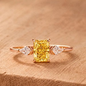 Bague de mariage en or jaune massif 10K 14K 18K avec diamants radiant en forme de cerf-volant et pierres latérales, certifiée IGI, luxe, couleur DEF, clarté VS VVS - Product Image 3