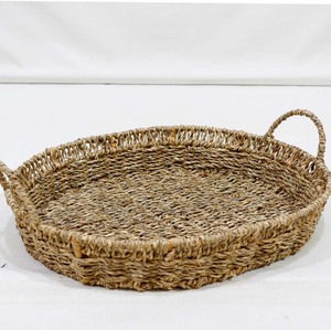 Plateau de service et de rangement rond décoratif en jonc de mer tressé fait main avec poignées en anse haute - Product Image 1