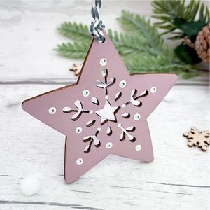 เครื่องประดับตกแต่งต้นคริสต์มาสรูปดาวหิมะสีชมพูทำมือระดับพรีเมียม พร้อมเชือกตกแต่ง ป้ายไม้แขวนสำหรับของขวัญในเทศกาล - Product Image 1