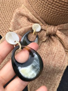 Pendientes de Cuerno Animal Pulido, Hechos a Mano, Diseño Geométrico Boho Chic, Ecológicos - Product Image 4