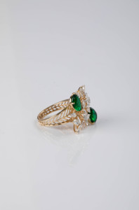 Élégante bague en or jaune 14 carats avec diamants marquise et poire de 1,88 carat et grappe d'émeraudes, bijou classique et raffiné pour femme - Product Image 2
