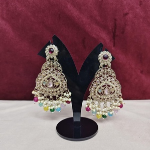 Pendientes Chandbali Tradicionales Chapados en Oro Antiguo con Piedras Preciosas Rojas, Pendientes Largos con Perlas - Product Image 1