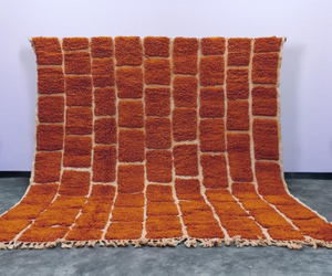 Alfombra de Nudos Marroquí de Lujo Moderna Naranja con Líneas Blancas de Lana, Hecha a Mano, Acolchada, Resistente a las Manchas, Antideslizante, de Pelo Alto de 0.5 Pulgadas de Grosor - Product Image 1