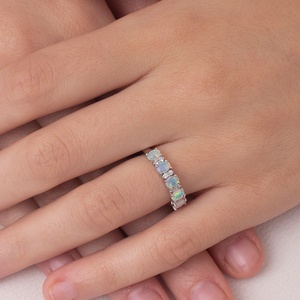 Bague de mariage demi-éternité empilable en or massif 14 carats avec 5 pierres, opale d'Éthiopie ovale naturelle et diamant, pour anniversaire - Product Image 6