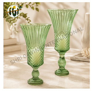 Vase en verre vert vintage avec un design côtelé pour une utilisation décorative en intérieur - Product Image 1
