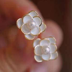 Boucles d'oreilles classiques rétro baroques en perles, accessoires de luxe simples et haut de gamme, perles naturelles pour un style élégant et unique - Product Image 3