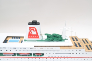 Maqueta de Madera Pintada a Mano MS DEUTSCHLAND Inspirada en un Crucero con Temática Náutica - Product Image 3
