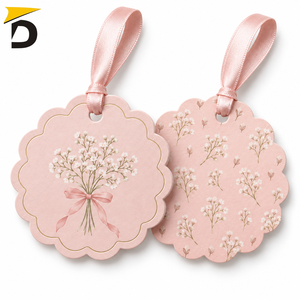 Étiquettes suspendues personnalisées avec logo, graphisme clair, papier cartonné de qualité supérieure et style attrayant pour la présentation de vêtements et de produits - Product Image 5