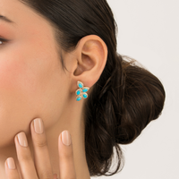 Boucles d'oreilles clous uniques faites à la main en forme d'ailes avec halo de turquoise cabochon et diamants, pierre de naissance de décembre