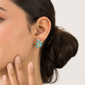Boucles d'oreilles clous uniques faites à la main en forme d'ailes avec halo de turquoise cabochon et diamants, pierre de naissance de décembre - Product Image 6