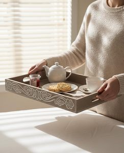 Plateau de service en bois blanc peint à la main pour table à manger, petit-déjeuner, café, desserts – Organisateur de cadeaux disponible - Product Image 1
