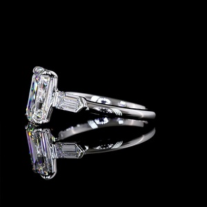 Bague de fiançailles en or blanc 14 carats avec diamant de laboratoire taille émeraude de 3 carats certifié IGI, trois pierres et pierres latérales baguette en forme de balle - Product Image 3