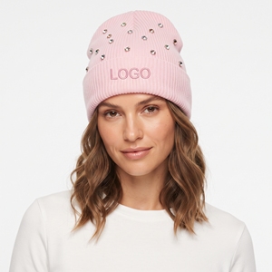Bonnet d'hiver rose personnalisé brodé, bonnet tricoté chaud, doux, décoré de strass et de perles, couvre-chef pour femmes par temps froid - Product Image 3