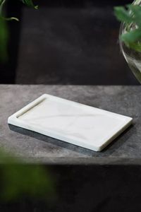 Plateau ottoman en marbre de luxe avec bords surélevés pour la décoration de salon, le service du thé et l'accentuation d'une décoration intérieure haut de gamme - Product Image 5
