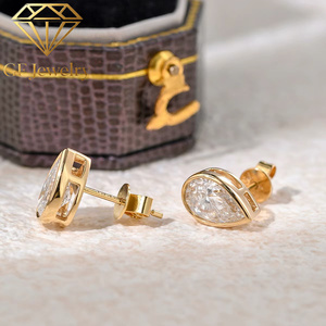 Boucles d'oreilles clous en or jaune massif 18 carats serties de diamants de laboratoire taille poire, bijoux raffinés pour mariage et banquet - Product Image 2