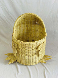 Foto tomada en el taller - Cesta de almacenamiento infantil con forma de cocodrilo, tejida con ratán natural. - Product Image 5