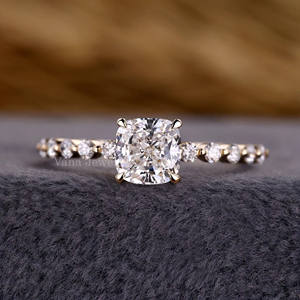 Bague d'anniversaire de mariage en or massif 18 carats pour femme, coussin en diamant cultivé en laboratoire, cadeau parfait pour femme - Product Image 1