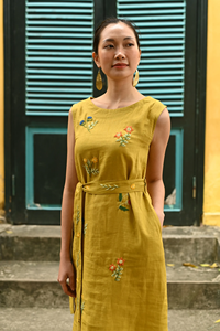 Vestido Maxi de Lino Amarillo Mostaza con Intrincados Motivos Florales Bordados a Mano, Tela de Lino Transpirable de Primera Calidad - Product Image 3