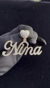 Collar de Plata de Ley 925 con Colgante de Corazón y Nombre en Letra Cursiva, con Incrustaciones de Moissanita Bicolor, Estilo Hip Hop de Lujo - Product Image 2