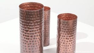 Vase en métal élégant pour la décoration intérieure, doté d'une construction durable et d'un design artisanal attrayant, vase à fleurs en métal design. - Product Image 4
