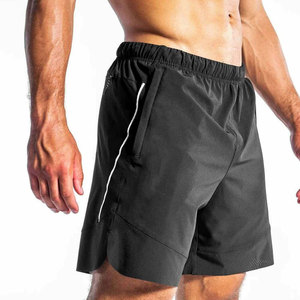 Shorts de sport noirs pour hommes, taille mi-haute, élastiques, séchage rapide, avec bande latérale, en tissu polyester tissé - Product Image 2