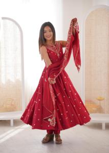 Vestido de seda romana con diseño de lentejuelas y bordados, con falda y conjunto de dupatta. - Product Image 2