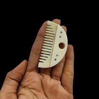 Pendentif mini-peigne en os de buffle poli, écologique |   Peigne à cheveux de style tribal bohème avec breloque animale |   Cadeau ethnique original