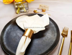 Juego de servilleteros de madera diseñados para aportar belleza minimalista y calidez a su arreglo de comedor y decoración de celebración. - Product Image 3