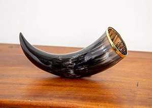 Cuerno Vikingo para Beber, Dorado, Ecológico, Pulido, con Diseño Tallado de Amor, con Logotipo, Auténtico, Venta al Por Mayor - Product Image 3