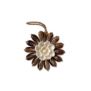 Adorno Colgante de Conchas Marinas Naturales, Hecho a Mano, Ecológico y Moderno - Product Image 1