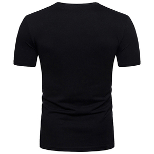 เสื้อยืดแขนสั้นคอวีสีดำทรงเข้ารูปสำหรับผู้ชาย ดีไซน์เรียบง่ายสีพื้น - Product Image 2