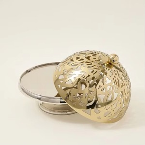 Base para pastel de metal de calidad garantizada con tapa con caligrafía árabe, diseño moderno y minimalista, ideal para entornos contemporáneos. - Product Image 5